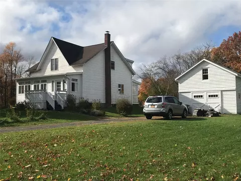 59 South St, Lloyd, NY 12528
