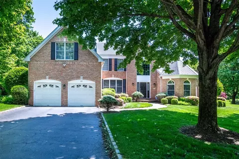 11 Pebble Beach Ln, White Plains, NY 10605