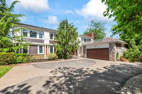 34 Barrett Rd, Lawrence, NY 11559
