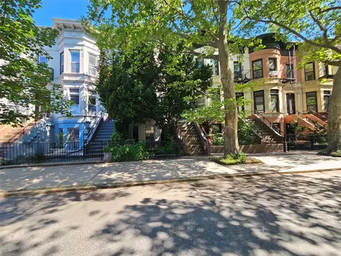 33 Hawthorne St, Brooklyn, NY 11225