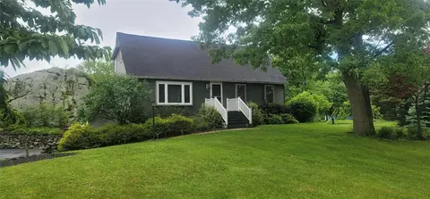 21 Barclay Rd, New Windsor, NY 12553