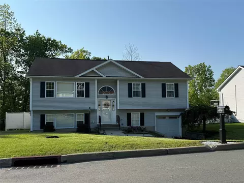 11 Dogwood Dr, Middletown, NY 10940