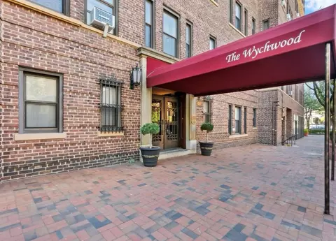 8 Barstow Rd #4F, North Hempstead, NY 11021