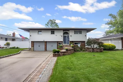 24 Sugarwood Ln, Commack, NY 11725