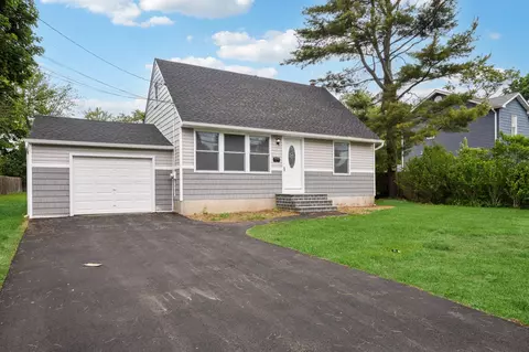 17 21st Ave, Bay Shore, NY 11706