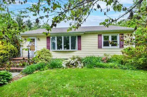 10 Sunset Dr, Yorktown Heights, NY 10598