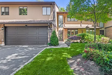 35 Wimbledon Dr, North Hempstead, NY 11576