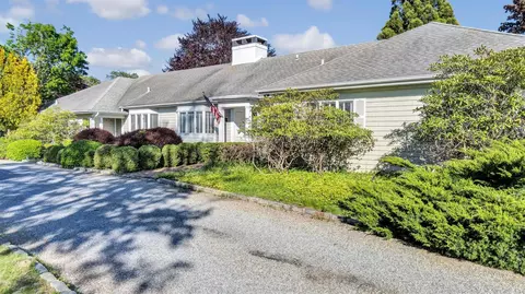 17 Oneck Rd, Westhampton Beach, NY 11978