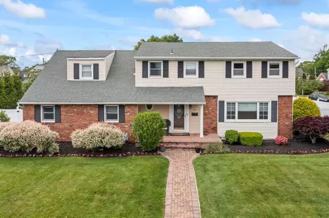 6 W Shore Rd, Bay Shore, NY 11706