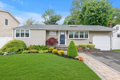 10 Park Dr, Old Bethpage, NY 11804