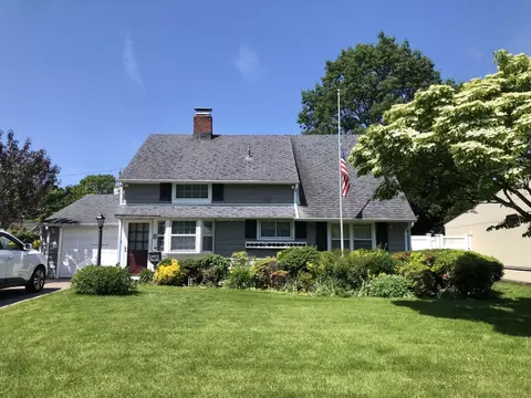 8 August Ln, Hicksville, NY 11801