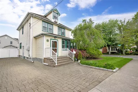 184 Prospect St, Farmingdale, NY 11735