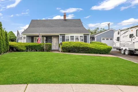 25 Castle Ln, Levittown, NY 11756