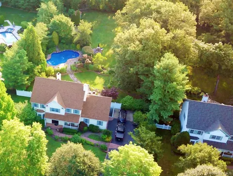 16 Dupont Ct, Dix Hills, NY 11746