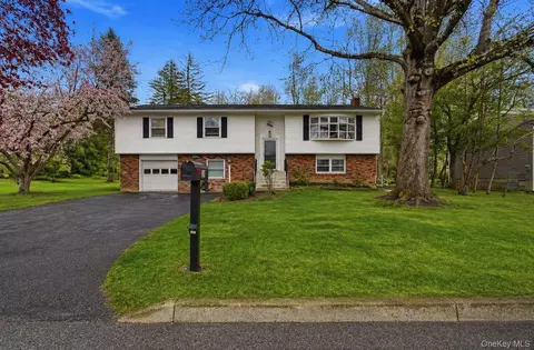 39 Carriage Hill Ln, Poughkeepsie, NY 12603