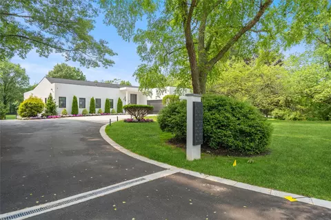 19 Linden Ln, North Hempstead, NY 11568