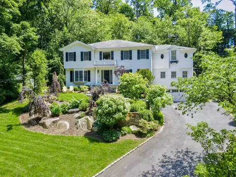70 Davis Rd # A, North Hempstead, NY 11050
