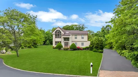 4 Bridle Ct, Northport, NY 11768