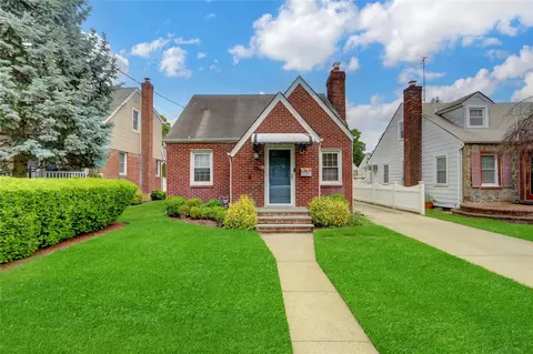 180 Beebe Rd, North Hempstead, NY 11501