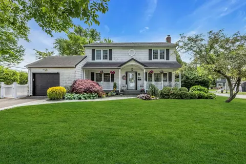 28 Bradford Rd, Plainview, NY 11803