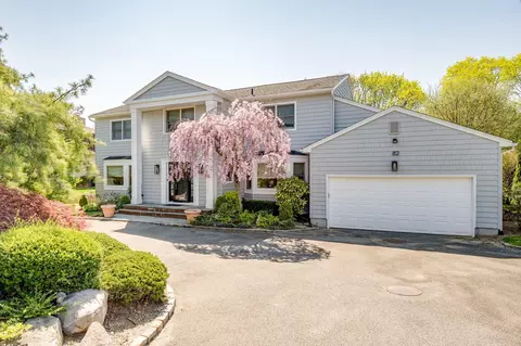 82 Woods Dr, North Hempstead, NY 11576