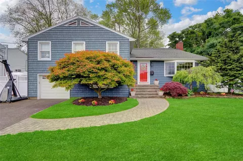 100 Fairfax Rd, Massapequa, NY 11758