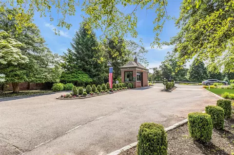 82 Harbour Ln, Bay Shore, NY 11706