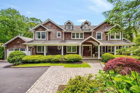 139 Laurel Ln, Syosset, NY 11791