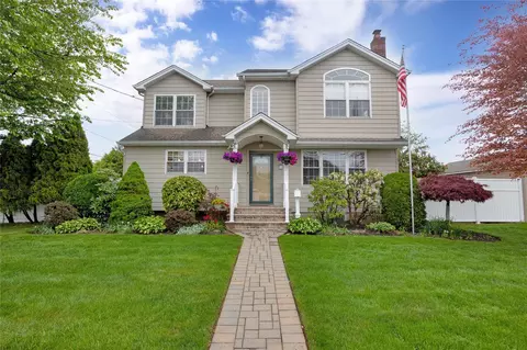70 Pollok Pl, Hicksville, NY 11801