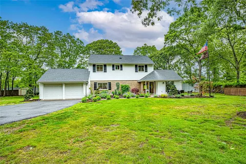 1 Revlon Ct # A, Holtsville, NY 11742