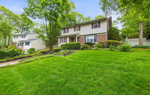 9 Gull Dr, Hauppauge, NY 11788