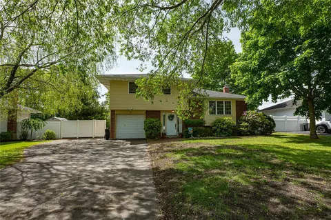 8 Baylor Dr, Smithtown, NY 11787