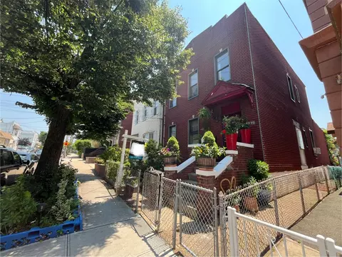 5940 56th Dr, New York, NY 11378