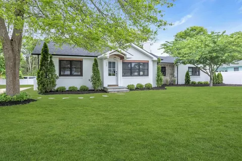 12 Edwards Ln E, Blue Point, NY 11715