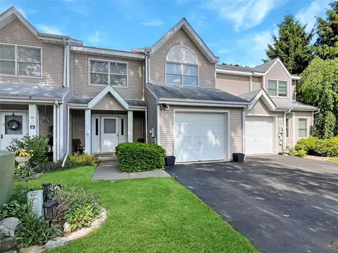 41 Deer Crossing Dr, Fishkill, NY 12524