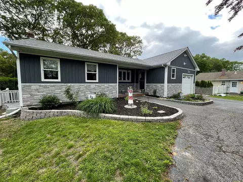 196 Holiday Blvd, Center Moriches, NY 11934
