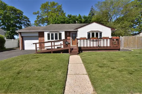 324 W 16th St, Deer Park, NY 11729