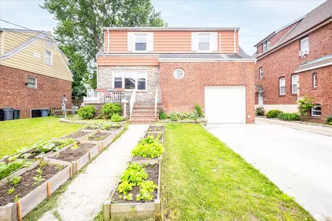66 Trafalgar Sq, Lynbrook, NY 11563