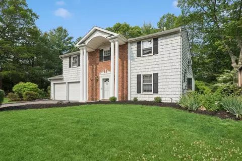 44 Woodbine St, Coram, NY 11727