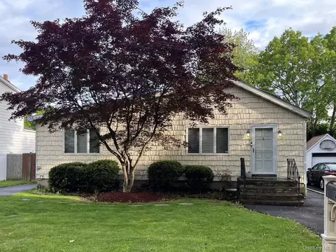 13 Reinhart Ct, Melville, NY 11747