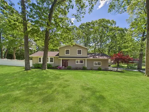 329 Ridgefield Rd, Hauppauge, NY 11788