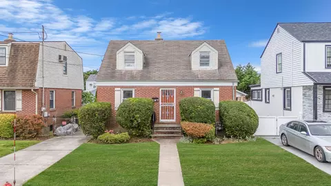 379 White Rd Mineola, North Hempstead, NY 11501