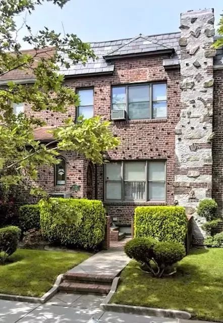 6472 84th St, New York, NY 11379