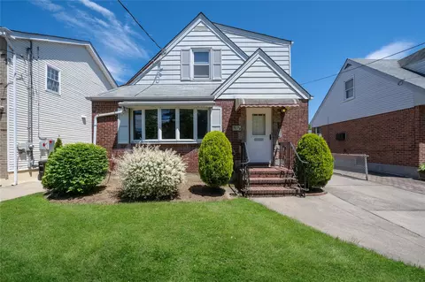 8123 260th St, Glen Oaks, NY 11004