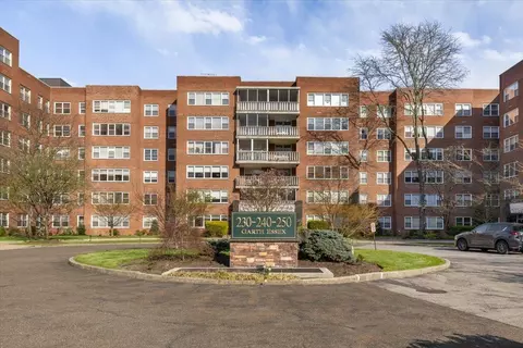 240 Garth Rd #3L2, Scarsdale, NY 10583