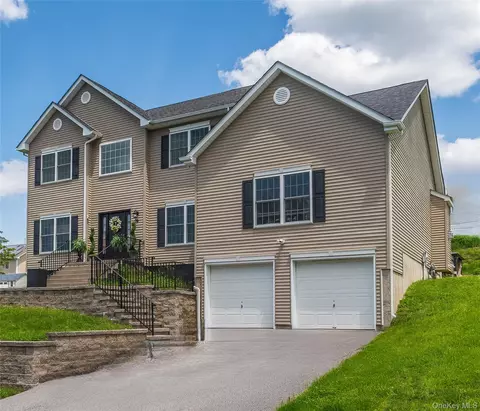 38 Panorama Dr, New Windsor, NY 12553