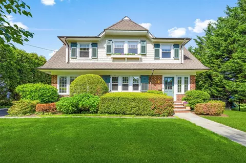 489 Manor Ln, Pelham, NY 10803