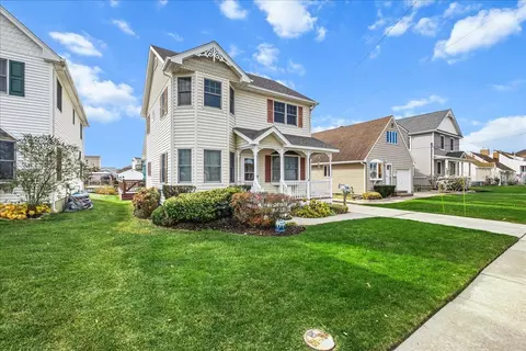 16 Gibbs Rd, Amityville, NY 11701