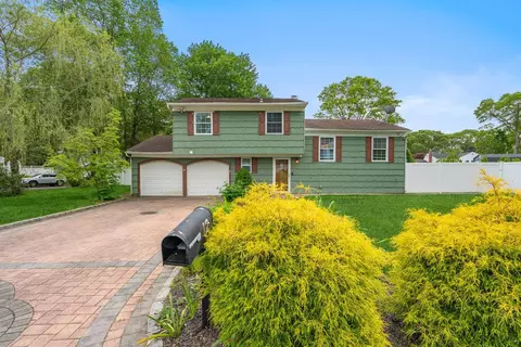 12 Pleasant Pl, Farmingville, NY 11738