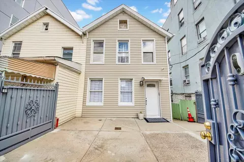 735 E 216th St, New York, NY 10467